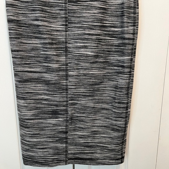 Trina Turk size S pull-up skirt - Picture 8 of 9